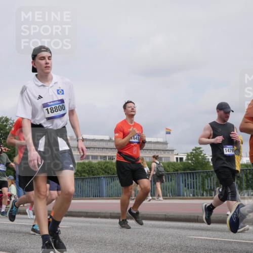 29.06.2025 - hella hamburg halbmarathon Luisa Fischer http://msf.ph/oto/8440463 29.06.2025 10:21:07 Kennedybrücke 16644, 10831, 10332, 18800, 641, 14795, 1067, 1298, 1641, 1982, 2147, 2305, 2548, 3977, 4194, 4804, 5023, 5294, 7094, 7641, 8248, 9539, 9586, 9734, 10332, 10831 meine-sportfotos.de