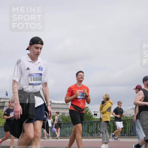 29.06.2025 - hella hamburg halbmarathon Luisa Fischer http://msf.ph/oto/8440465 29.06.2025 10:21:08 Kennedybrücke 10332, 114, 18800, 641, 1174, 1479, 1067, 1298, 1641, 1982, 2147, 2305, 2548, 3977, 4194, 4738, 4804, 5023, 7094, 7641, 8248, 9539, 9586, 9734, 10332, 10831 meine-sportfotos.de
