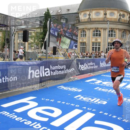 29.06.2025 - hella hamburg halbmarathon Michael Strokosch http://msf.ph/oto/8440466 29.06.2025 10:24:03 Ziel 11194, 13440, 14753 meine-sportfotos.de