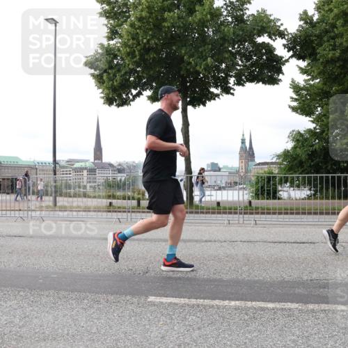 29.06.2025 - hella hamburg halbmarathon Lena Gebhardt http://msf.ph/oto/8440487 29.06.2025 10:29:18 Lombardsbrücke 1230, 1661, 1869, 2688, 3179, 3311, 3524, 3717, 4161, 4349, 4362, 4373, 4834, 4982, 5167, 6285, 6345, 6725, 7169, 7449, 7517, 7832, 8048, 8812, 9714, 10198, 10322, 10641, 10808, 10996, 11249, 11792, 11803, 11989, 12086, 12099, 12404, 12442, 12958, 13090, 13382, 14205, 14644, 15143, 15452, 15453, 15952, 15955, 16306, 16659, 16662, 16673, 16676, 17496, 17945, 18298, 18299, 18414 meine-sportfotos.de