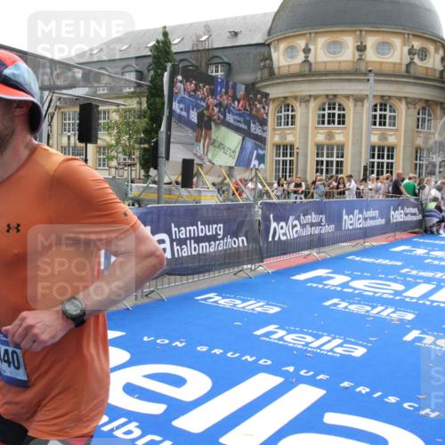 29.06.2025 - hella hamburg halbmarathon Michael Strokosch http://msf.ph/oto/8440522 29.06.2025 10:24:03 Ziel 11194, 13440, 14753 meine-sportfotos.de