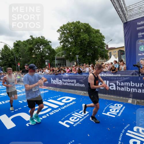 29.06.2025 - hella hamburg halbmarathon Zöllner http://msf.ph/oto/8440524 29.06.2025 10:55:58 Ziel 1179, 2612, 3256, 3668, 4772, 7147, 7976, 8968, 9246, 10084, 14867, 15184, 15868, 15884, 18867 meine-sportfotos.de