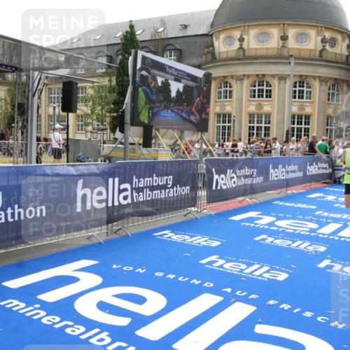 29.06.2025 - hella hamburg halbmarathon Michael Strokosch http://msf.ph/oto/8440543 29.06.2025 10:24:06 Ziel 10234, 14753 meine-sportfotos.de