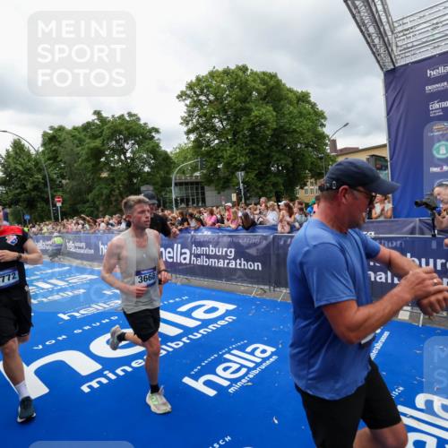 29.06.2025 - hella hamburg halbmarathon Zöllner http://msf.ph/oto/8440564 29.06.2025 10:55:59 Ziel 2612, 3256, 3668, 4772, 7147, 7976, 8968, 9246, 10084, 14867, 15184, 15868, 15884, 16176, 18867 meine-sportfotos.de