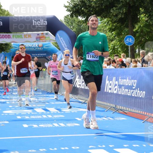 29.06.2025 - hella hamburg halbmarathon Strokosch-Dieckow http://msf.ph/oto/8440577 29.06.2025 10:41:00 Ziel 1136, 1677, 2568, 2949, 3618, 4871, 6550, 6683, 9358, 9659, 9755, 9815, 11062, 11922, 12088, 12385, 13029, 13158, 13268, 15689, 16347, 17032, 17100, 17620, 17720, 17971, 18045, 18049, 18173 meine-sportfotos.de