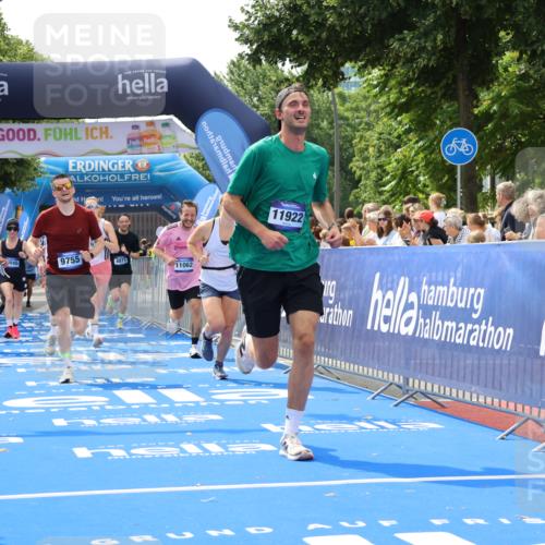 29.06.2025 - hella hamburg halbmarathon Strokosch-Dieckow http://msf.ph/oto/8440602 29.06.2025 10:41:00 Ziel 1136, 1677, 2568, 2949, 3618, 4871, 6550, 6683, 9358, 9659, 9755, 9815, 11062, 11922, 12088, 12385, 13029, 13158, 13268, 15689, 16347, 17032, 17100, 17620, 17720, 17971, 18045, 18049, 18173 meine-sportfotos.de