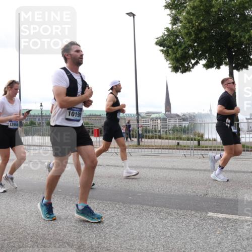 29.06.2025 - hella hamburg halbmarathon Lena Gebhardt http://msf.ph/oto/8440621 29.06.2025 10:29:19 Lombardsbrücke 12958, 10198, 1063, 1230, 1661, 1869, 2688, 3179, 3311, 3524, 3717, 4161, 4349, 4362, 4373, 4982, 5167, 6285, 6345, 6725, 7169, 7449, 7517, 7832, 8048, 8812, 9714, 10198, 10322, 10641, 10808, 10996, 11249, 11792, 11803, 11989, 12086, 12099, 12404, 12442, 12958, 13090, 13382, 14205, 14644, 15143, 15452, 15453, 15952, 15955, 16306, 16659, 16662, 16673, 16676, 17496, 17945, 18298, 18299, 18414 meine-sportfotos.de