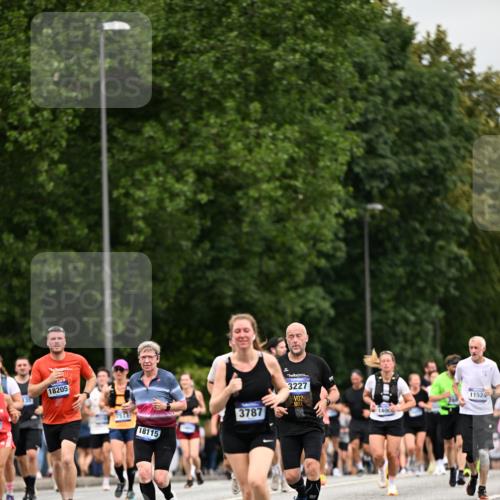 29.06.2025 - hella hamburg halbmarathon Dr. Thomas Lammeyer http://msf.ph/oto/8440622 29.06.2025 10:57:03 Kennedybrücke 1369, 2308, 2420, 2593, 2983, 2988, 3227, 3645, 3787, 5262, 6135, 6604, 6671, 7511, 7682, 7735, 7871, 8250, 8251, 9340, 10600, 10634, 10693, 10884, 11297 meine-sportfotos.de