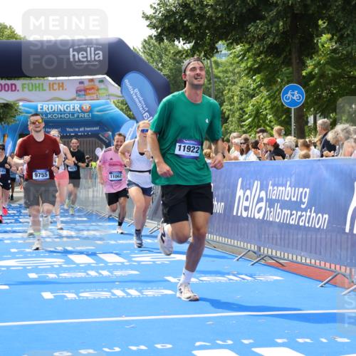 29.06.2025 - hella hamburg halbmarathon Strokosch-Dieckow http://msf.ph/oto/8440627 29.06.2025 10:41:00 Ziel 1136, 1677, 2568, 2949, 3618, 4871, 6550, 6683, 9358, 9659, 9755, 9815, 11062, 11922, 12088, 12385, 13029, 13158, 13268, 15689, 16347, 17032, 17100, 17620, 17720, 17971, 18045, 18049, 18173 meine-sportfotos.de