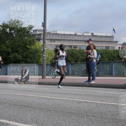29.06.2025 - hella hamburg halbmarathon Luisa Fischer http://msf.ph/oto/8440634 29.06.2025 09:37:51 Kennedybrücke 42 meine-sportfotos.de