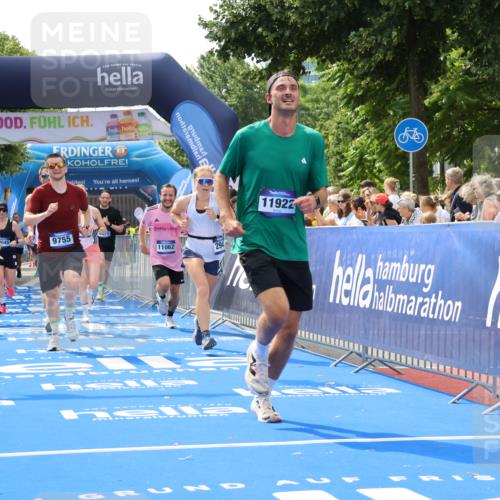 29.06.2025 - hella hamburg halbmarathon Strokosch-Dieckow http://msf.ph/oto/8440653 29.06.2025 10:41:00 Ziel 1136, 1677, 2568, 2949, 3618, 4871, 6550, 6683, 9358, 9659, 9755, 9815, 11062, 11922, 12088, 12385, 13029, 13158, 13268, 15689, 16347, 17032, 17100, 17620, 17720, 17971, 18045, 18049, 18173 meine-sportfotos.de