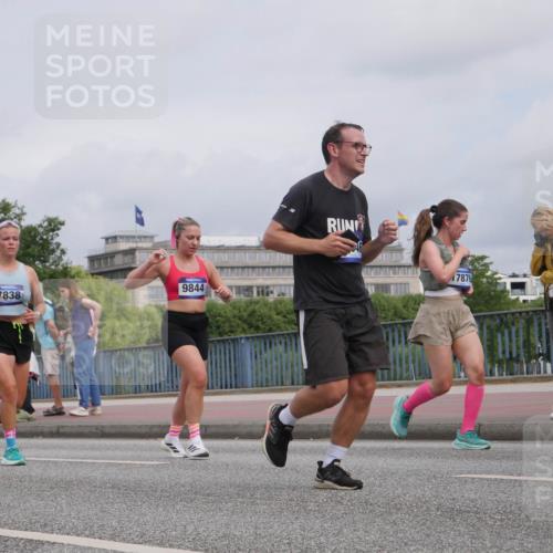 29.06.2025 - hella hamburg halbmarathon Luisa Fischer http://msf.ph/oto/8440668 29.06.2025 10:21:23 Kennedybrücke 10174, 7838, 9844, 7876, 1268, 1477, 1820, 2087, 2634, 3125, 3482, 5290, 5909, 6332, 7160, 7413, 7649, 7838, 7882, 7883, 9834, 9844, 10174, 10659 meine-sportfotos.de