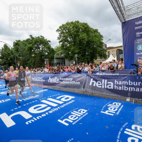 29.06.2025 - hella hamburg halbmarathon Zöllner http://msf.ph/oto/8440670 29.06.2025 10:56:02 Ziel 1180, 3042, 7147, 8968, 9246, 10084, 14867, 15184, 15868, 15884, 16176 meine-sportfotos.de