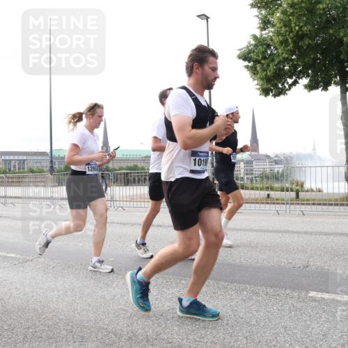 29.06.2025 - hella hamburg halbmarathon Lena Gebhardt http://msf.ph/oto/8440674 29.06.2025 10:29:19 Lombardsbrücke 12958, 10198, 1063, 1230, 1661, 1869, 2688, 3179, 3311, 3524, 3717, 4161, 4349, 4362, 4373, 4982, 5167, 6285, 6345, 6725, 7169, 7449, 7517, 7832, 8048, 8812, 9714, 10198, 10322, 10641, 10808, 10996, 11249, 11792, 11803, 11989, 12086, 12099, 12404, 12442, 12958, 13090, 13382, 14205, 14644, 15143, 15452, 15453, 15952, 15955, 16306, 16659, 16662, 16673, 16676, 17496, 17945, 18298, 18299, 18414 meine-sportfotos.de
