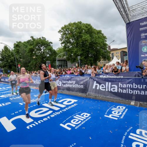 29.06.2025 - hella hamburg halbmarathon Zöllner http://msf.ph/oto/8440709 29.06.2025 10:56:02 Ziel 1180, 3042, 7147, 8968, 9246, 10084, 14867, 15184, 15868, 15884, 16176 meine-sportfotos.de