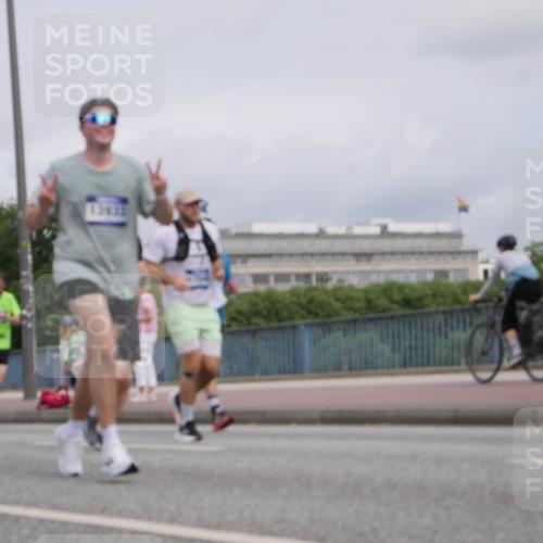 29.06.2025 - hella hamburg halbmarathon Luisa Fischer http://msf.ph/oto/8440726 29.06.2025 10:21:27 Kennedybrücke 1820, 2634, 3125, 5909, 7413, 7838, 8341, 9844, 10174, 10659 meine-sportfotos.de