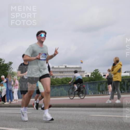 29.06.2025 - hella hamburg halbmarathon Luisa Fischer http://msf.ph/oto/8440729 29.06.2025 10:21:27 Kennedybrücke 1820, 2634, 3125, 5909, 7413, 7838, 8341, 9844, 10174, 10659 meine-sportfotos.de