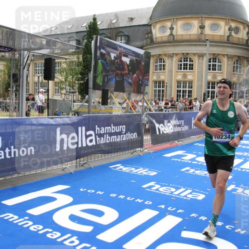 29.06.2025 - hella hamburg halbmarathon Michael Strokosch http://msf.ph/oto/8440748 29.06.2025 10:24:11 Ziel 7331, 9269, 10234, 17614, 18569, 19041 meine-sportfotos.de