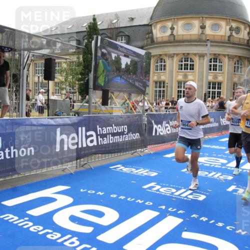 29.06.2025 - hella hamburg halbmarathon Michael Strokosch http://msf.ph/oto/8440784 29.06.2025 10:24:14 Ziel 6816, 7331, 9269, 10234, 17614, 18569, 19041 meine-sportfotos.de