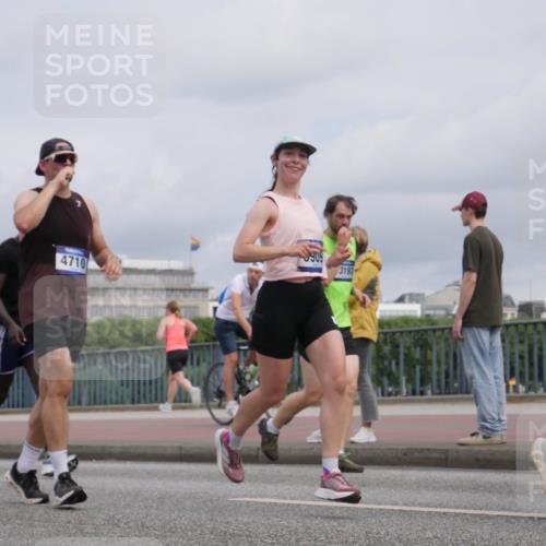 29.06.2025 - hella hamburg halbmarathon Luisa Fischer http://msf.ph/oto/8440797 29.06.2025 10:21:32 Kennedybrücke 4710, 909, 3193, 1234, 1820, 2335, 2634, 2821, 3125, 5909, 8341, 9222, 10659 meine-sportfotos.de
