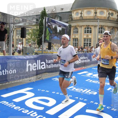 29.06.2025 - hella hamburg halbmarathon Michael Strokosch http://msf.ph/oto/8440805 29.06.2025 10:24:14 Ziel 6816, 7331, 9269, 10234, 17614, 18569, 19041 meine-sportfotos.de