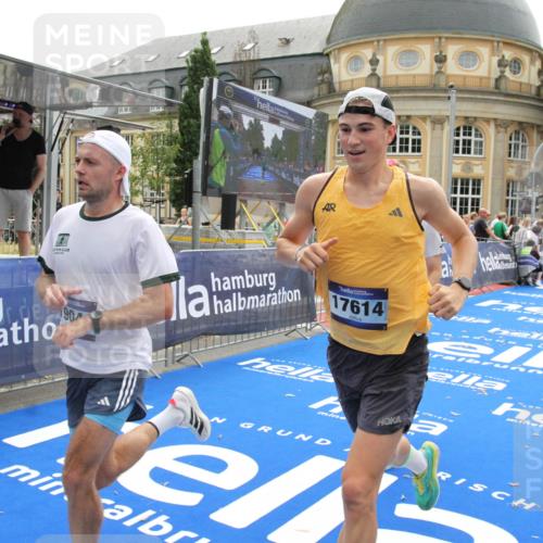 29.06.2025 - hella hamburg halbmarathon Michael Strokosch http://msf.ph/oto/8440815 29.06.2025 10:24:14 Ziel 6816, 7331, 9269, 10234, 17614, 18569, 19041 meine-sportfotos.de