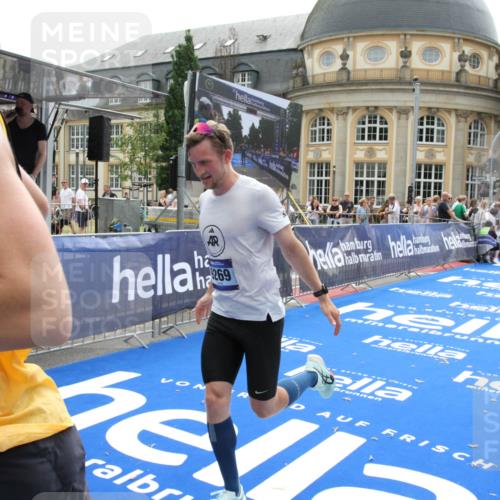 29.06.2025 - hella hamburg halbmarathon Michael Strokosch http://msf.ph/oto/8440837 29.06.2025 10:24:15 Ziel 5612, 6816, 7331, 9269, 17614, 18569, 19041 meine-sportfotos.de