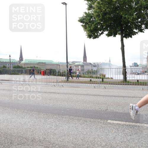 29.06.2025 - hella hamburg halbmarathon Lena Gebhardt http://msf.ph/oto/8440847 29.06.2025 10:29:20 Lombardsbrücke 1063, 1230, 1661, 1869, 2688, 3179, 3311, 3524, 3717, 4161, 4349, 4362, 4373, 4982, 6285, 6345, 6725, 7169, 7449, 7517, 7832, 8048, 8812, 9714, 10198, 10322, 10641, 10808, 10996, 11249, 11792, 11803, 11989, 12086, 12099, 12404, 12442, 12958, 13090, 13382, 14205, 14644, 15143, 15452, 15453, 15952, 15955, 16306, 16659, 16662, 16673, 16676, 17496, 17945, 18298, 18299, 18414 meine-sportfotos.de