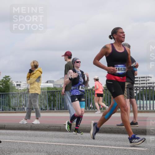 29.06.2025 - hella hamburg halbmarathon Luisa Fischer http://msf.ph/oto/8440854 29.06.2025 10:21:36 Kennedybrücke 0341, 22, 92, 50, 16828, 1234, 2335, 2821, 4123, 4383, 7445, 8067, 8341, 9222, 9276 meine-sportfotos.de