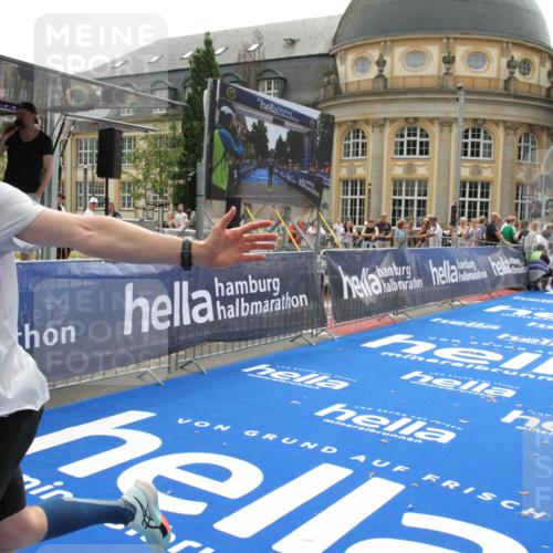 29.06.2025 - hella hamburg halbmarathon Michael Strokosch http://msf.ph/oto/8440857 29.06.2025 10:24:15 Ziel 5612, 6816, 7331, 9269, 17614, 18569, 19041 meine-sportfotos.de
