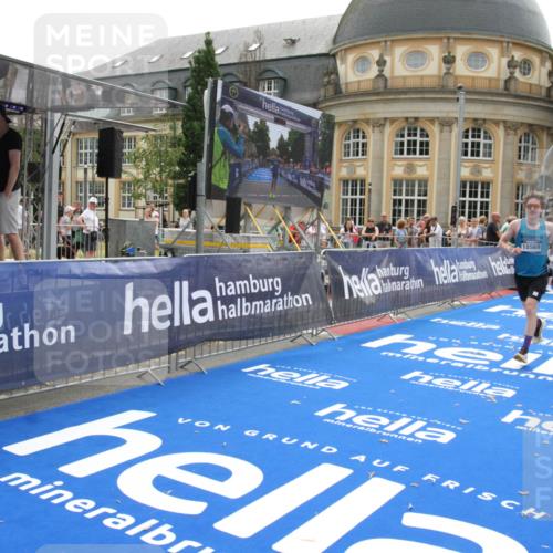 29.06.2025 - hella hamburg halbmarathon Michael Strokosch http://msf.ph/oto/8440873 29.06.2025 10:24:16 Ziel 5612, 6816, 7331, 9269, 17614, 18569, 19041 meine-sportfotos.de