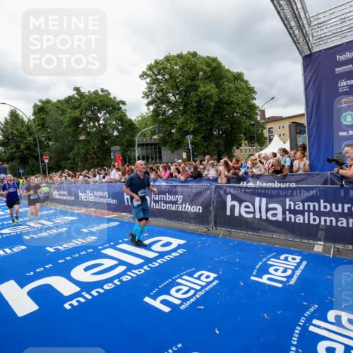29.06.2025 - hella hamburg halbmarathon Zöllner http://msf.ph/oto/8440898 29.06.2025 10:56:04 Ziel 1180, 3042, 3058, 7147, 7594, 10084, 14867, 15184, 15868, 15884, 16176, 18212 meine-sportfotos.de