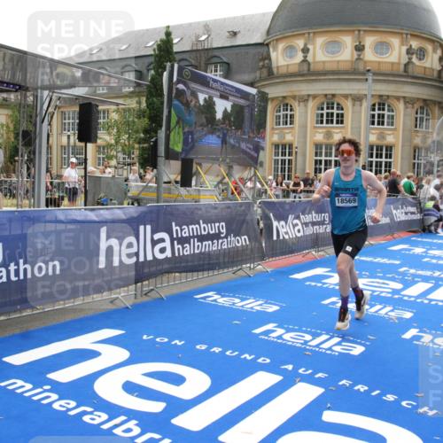 29.06.2025 - hella hamburg halbmarathon Michael Strokosch http://msf.ph/oto/8440911 29.06.2025 10:24:17 Ziel 5612, 6816, 7331, 18569 meine-sportfotos.de
