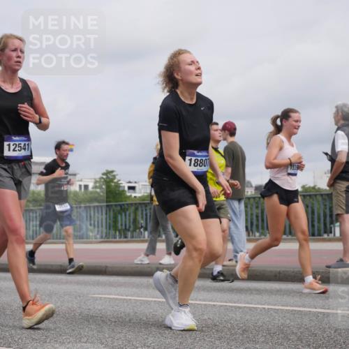 29.06.2025 - hella hamburg halbmarathon Luisa Fischer http://msf.ph/oto/8440927 29.06.2025 10:21:44 Kennedybrücke 15749, 12541, 4532, 1880, 1234, 1521, 2335, 3202, 4123, 4383, 5264, 5266, 5611, 5733, 6413, 7121, 7445, 8067, 8665, 9276, 9505, 10467, 10502, 10856 meine-sportfotos.de