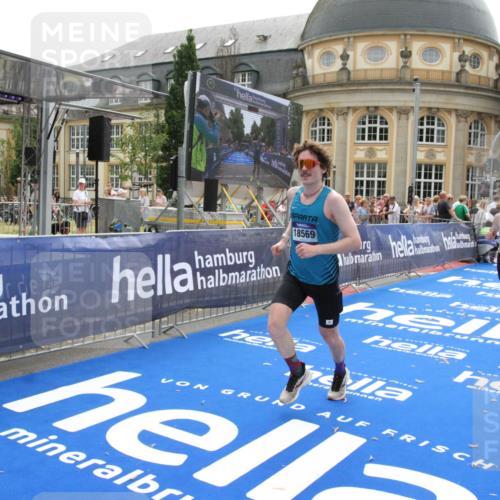 29.06.2025 - hella hamburg halbmarathon Michael Strokosch http://msf.ph/oto/8440935 29.06.2025 10:24:17 Ziel 5612, 6816, 7331, 18569 meine-sportfotos.de