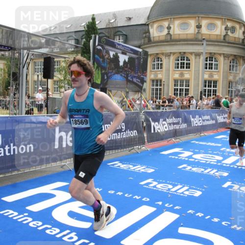 29.06.2025 - hella hamburg halbmarathon Michael Strokosch http://msf.ph/oto/8440955 29.06.2025 10:24:17 Ziel 5612, 6816, 7331, 18569 meine-sportfotos.de