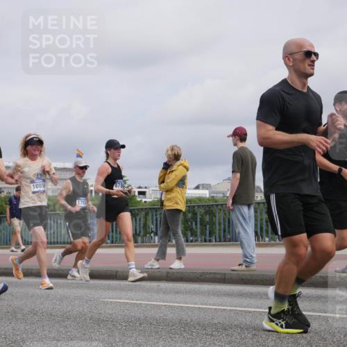 29.06.2025 - hella hamburg halbmarathon Luisa Fischer http://msf.ph/oto/8440963 29.06.2025 10:21:46 Kennedybrücke 15208, 10856, 17030, 8780, 128, 1521, 3202, 4123, 4383, 5264, 5266, 5611, 5733, 5910, 6413, 7121, 7445, 7454, 8067, 8665, 9276, 9505, 10467, 10502, 10856 meine-sportfotos.de