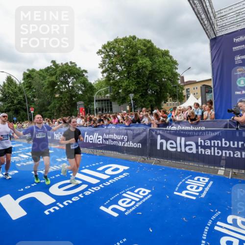 29.06.2025 - hella hamburg halbmarathon Zöllner http://msf.ph/oto/8440967 29.06.2025 10:56:06 Ziel 1180, 3042, 3058, 5570, 7594, 12545, 14867, 15184, 15868, 16176, 17640, 17642, 18212 meine-sportfotos.de