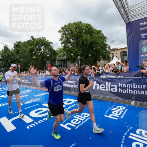 29.06.2025 - hella hamburg halbmarathon Zöllner http://msf.ph/oto/8440982 29.06.2025 10:56:06 Ziel 1180, 3042, 3058, 5570, 7594, 12545, 14867, 15184, 15868, 16176, 17640, 17642, 18212 meine-sportfotos.de