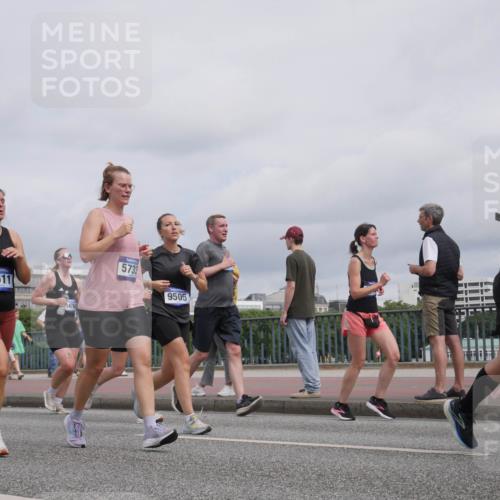 29.06.2025 - hella hamburg halbmarathon Luisa Fischer http://msf.ph/oto/8441019 29.06.2025 10:21:49 Kennedybrücke 5611, 1476, 5733, 9505, 30, 1521, 3202, 3321, 3591, 3592, 5049, 5264, 5266, 5611, 5733, 5910, 6413, 7121, 7214, 7454, 8665, 9505, 9549, 10172, 10467, 10502, 10856 meine-sportfotos.de