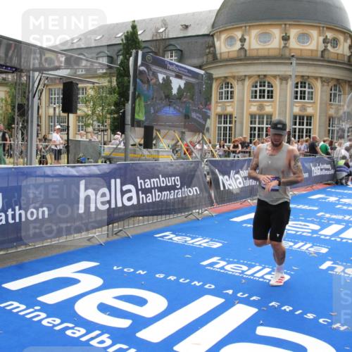 29.06.2025 - hella hamburg halbmarathon Michael Strokosch http://msf.ph/oto/8441023 29.06.2025 10:24:18 Ziel 5612, 6816, 7331, 18569 meine-sportfotos.de