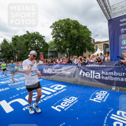 29.06.2025 - hella hamburg halbmarathon Zöllner http://msf.ph/oto/8441034 29.06.2025 10:56:07 Ziel 1180, 3042, 3058, 4594, 4813, 5570, 7594, 12545, 14867, 15184, 16176, 17640, 17642, 18212 meine-sportfotos.de