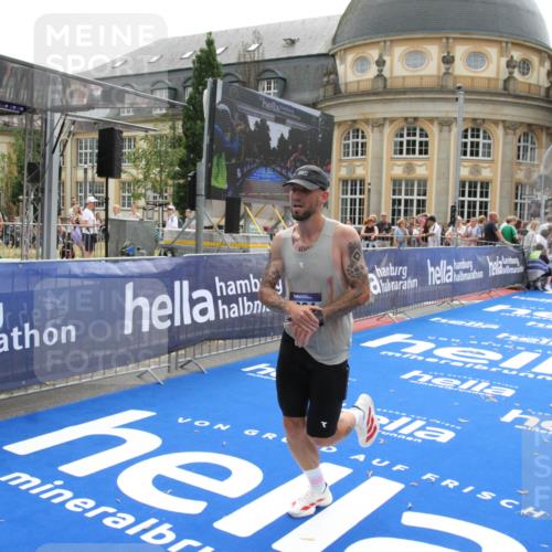 29.06.2025 - hella hamburg halbmarathon Michael Strokosch http://msf.ph/oto/8441042 29.06.2025 10:24:18 Ziel 5612, 6816, 7331, 18569 meine-sportfotos.de