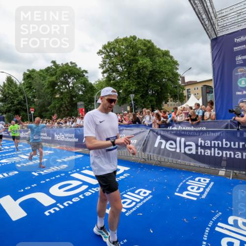29.06.2025 - hella hamburg halbmarathon Zöllner http://msf.ph/oto/8441043 29.06.2025 10:56:08 Ziel 1180, 3042, 3058, 4594, 4813, 5492, 5570, 7594, 8330, 12545, 16176, 17640, 17642, 18212 meine-sportfotos.de