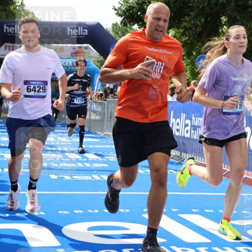29.06.2025 - hella hamburg halbmarathon Strokosch-Dieckow http://msf.ph/oto/8441056 29.06.2025 10:40:50 Ziel 1631, 1677, 1882, 2750, 4634, 4889, 5014, 5026, 5745, 6429, 7080, 7109, 7378, 8074, 8629, 9547, 9979, 10369, 10934, 11959, 12088, 12385, 13029, 13158, 14092, 14661, 15351, 15689, 16201, 16249, 16347, 17032, 17486, 17720, 18173 meine-sportfotos.de