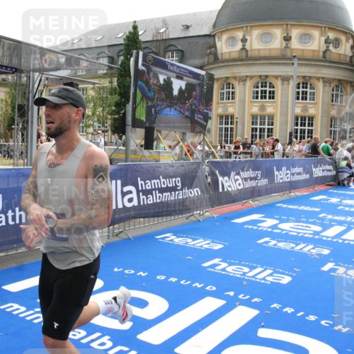29.06.2025 - hella hamburg halbmarathon Michael Strokosch http://msf.ph/oto/8441060 29.06.2025 10:24:19 Ziel 5612, 6816, 7331, 18569, 18695 meine-sportfotos.de