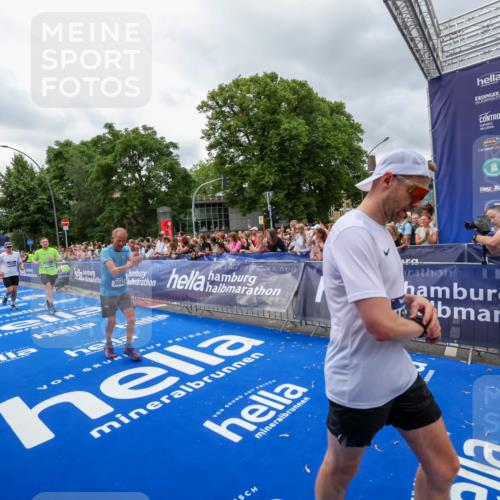 29.06.2025 - hella hamburg halbmarathon Zöllner http://msf.ph/oto/8441063 29.06.2025 10:56:08 Ziel 1180, 3042, 3058, 4594, 4813, 5492, 5570, 7594, 8330, 12545, 16176, 17640, 17642, 18212 meine-sportfotos.de