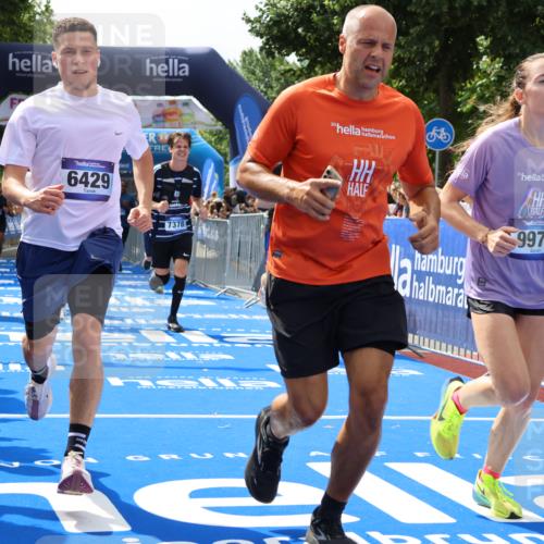 29.06.2025 - hella hamburg halbmarathon Strokosch-Dieckow http://msf.ph/oto/8441078 29.06.2025 10:40:50 Ziel 1631, 1677, 1882, 2750, 4634, 4889, 5014, 5026, 5745, 6429, 7080, 7109, 7378, 8074, 8629, 9547, 9979, 10369, 10934, 11959, 12088, 12385, 13029, 13158, 14092, 14661, 15351, 15689, 16201, 16249, 16347, 17032, 17486, 17720, 18173 meine-sportfotos.de