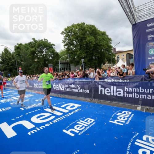 29.06.2025 - hella hamburg halbmarathon Zöllner http://msf.ph/oto/8441099 29.06.2025 10:56:10 Ziel 1180, 3042, 3058, 4594, 4813, 5492, 5570, 7594, 8330, 8639, 9907, 12545, 17640, 17642, 18212 meine-sportfotos.de