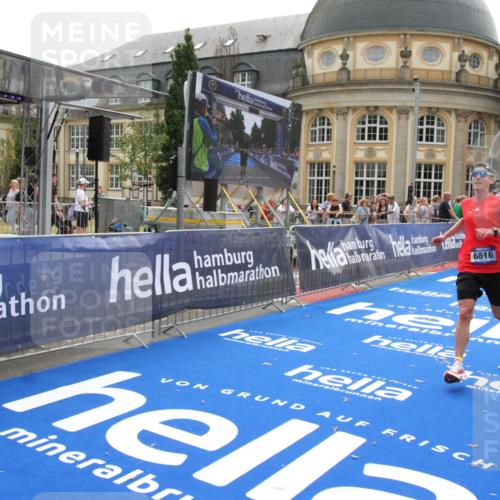 29.06.2025 - hella hamburg halbmarathon Michael Strokosch http://msf.ph/oto/8441108 29.06.2025 10:24:21 Ziel 5612, 6816, 18695 meine-sportfotos.de